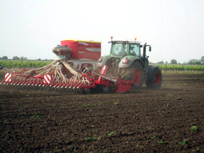 Traktor bei der Hanf-Aussaat
