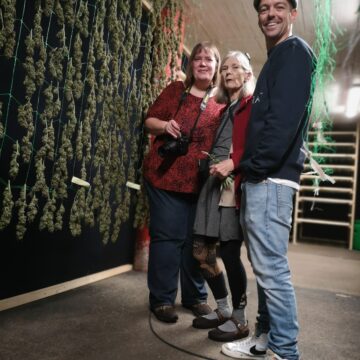 Jacqueline Meurer, Caren Kershner, Didi Junker mit zum Trocknen aufgehängtem Hanf